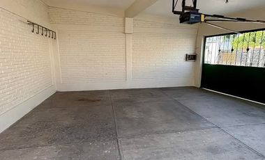 CASA MUY CENTRICA, CERCANA A LOS COLEGIOS 
