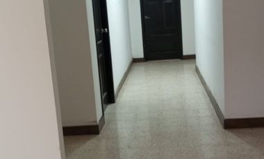 ALQUILO EN LOS CEIBOS CALLE 5ta. C.CERRADO. CASA DE UNA PLANTA.