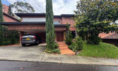 Venta Casa Poblado 2 Niveles en unidad cerrada