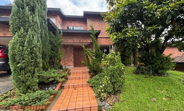 Venta Casa Poblado 2 Niveles en unidad cerrada