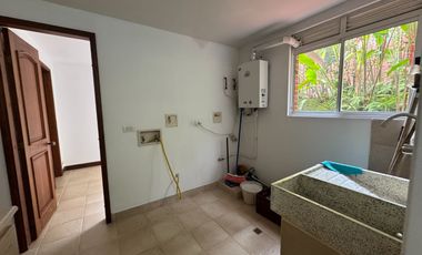 Venta Casa Poblado 2 Niveles en unidad cerrada