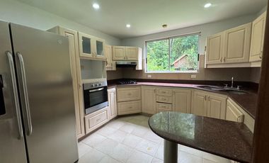 Venta Casa Poblado 2 Niveles en unidad cerrada