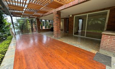 Venta Casa Poblado 2 Niveles en unidad cerrada