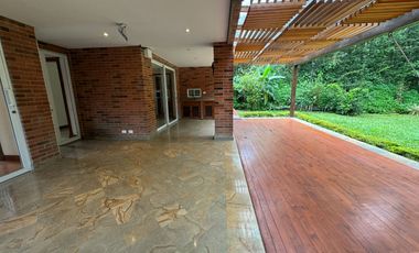 Venta Casa Poblado 2 Niveles en unidad cerrada