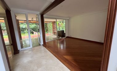 Venta Casa Poblado 2 Niveles en unidad cerrada