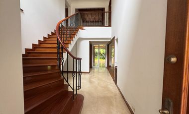 Venta Casa Poblado 2 Niveles en unidad cerrada