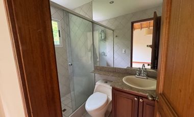 Venta Casa Poblado 2 Niveles en unidad cerrada