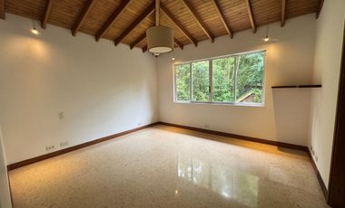 Venta Casa Poblado 2 Niveles en unidad cerrada