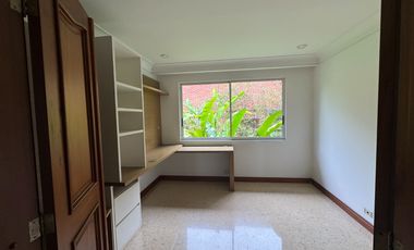 Venta Casa Poblado 2 Niveles en unidad cerrada