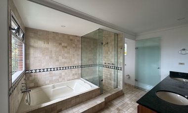 Venta Casa Poblado 2 Niveles en unidad cerrada