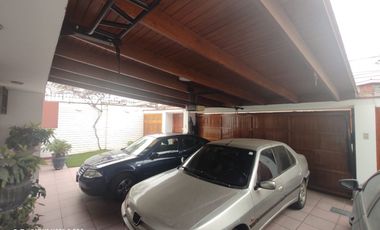 Oferta ! Vendo casa en calle residencial cerca de estación de tres San Borja Sur !