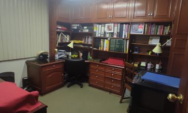 Oferta ! Vendo casa en calle residencial cerca de estación de tres San Borja Sur !