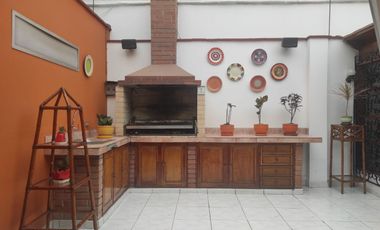 Oferta ! Vendo casa en calle residencial cerca de estación de tres San Borja Sur !