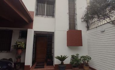 Oferta ! Vendo casa en calle residencial cerca de estación de tres San Borja Sur !