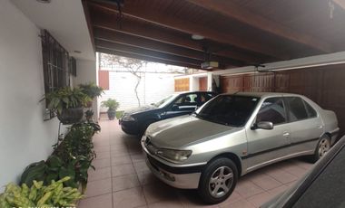 Oferta ! Vendo casa en calle residencial cerca de estación de tres San Borja Sur !