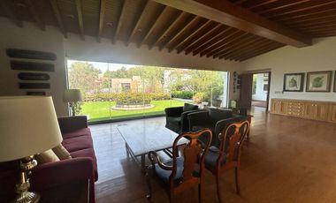CASA SOLA EN COLONIA CON SEGURIDAD, GRANDES ESPACIOS.