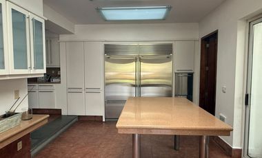 CASA SOLA EN COLONIA CON SEGURIDAD, GRANDES ESPACIOS.