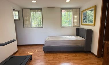 CASA SOLA EN COLONIA CON SEGURIDAD, GRANDES ESPACIOS.