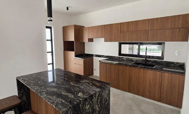 CASA RESIDENCIAL EN BOSQUES DE CONKAL