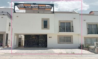 Casa en Renta de 3 Habitaciones y Cocina Equipada, en Residencial Santa Mónica, Mineral de la Reforma.