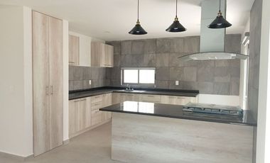 Casa en Renta de 3 Habitaciones y Cocina Equipada, en Residencial Santa Mónica, Mineral de la Reforma.