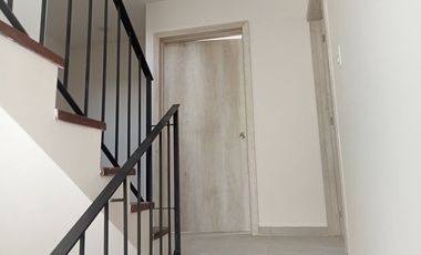 Casa en Renta de 3 Habitaciones y Cocina Equipada, en Residencial Santa Mónica, Mineral de la Reforma.