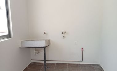 Casa en Renta de 3 Habitaciones y Cocina Equipada, en Residencial Santa Mónica, Mineral de la Reforma.