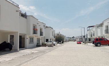 Casa en Renta de 3 Habitaciones y Cocina Equipada, en Residencial Santa Mónica, Mineral de la Reforma.