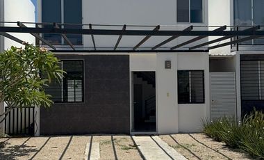 Casa de Dos Pisos y Dos Recámaras en Idilia