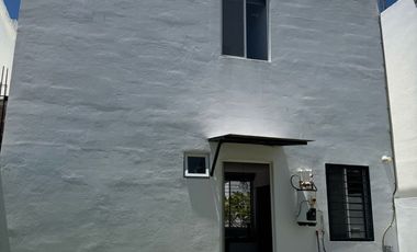 Casa de Dos Pisos y Dos Recámaras en Idilia