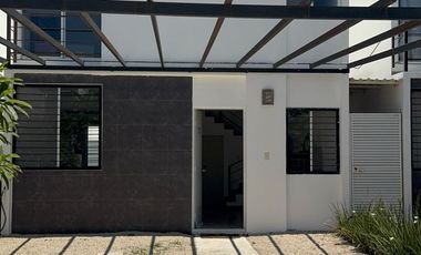 Casa de Dos Pisos y Dos Recámaras en Idilia