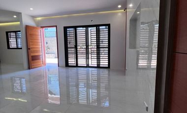FOR SALE: HOUSE & LOT IN MERVILLE PARANAQUE CITY