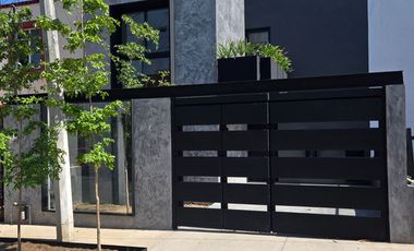 Residencia en venta, cALLE CERRADA - ZONA RESIDENCIAL - REMODELADA.
