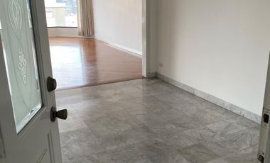 Renta Quito Tenis  departamento 4 habitaciones cada una con baño Jardin guardias generador