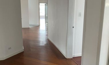 Renta Quito Tenis  departamento 4 habitaciones cada una con baño Jardin guardias generador