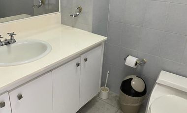 Renta Quito Tenis  departamento 4 habitaciones cada una con baño Jardin guardias generador