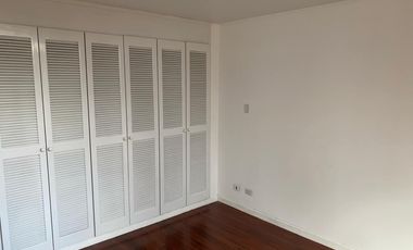 Renta Quito Tenis  departamento 4 habitaciones cada una con baño Jardin guardias generador