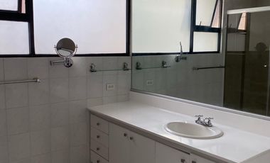 Renta Quito Tenis  departamento 4 habitaciones cada una con baño Jardin guardias generador