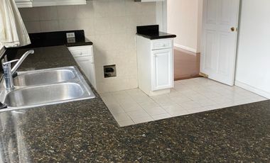 Renta Quito Tenis  departamento 4 habitaciones cada una con baño Jardin guardias generador