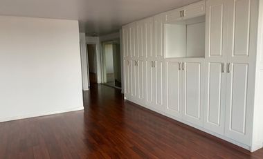 Renta Quito Tenis  departamento 4 habitaciones cada una con baño Jardin guardias generador