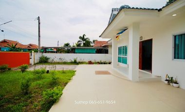 Newly renovated single-storey detached house on 100 sq.wah of land in Theprat Village, near Asia Industrial Estate and Lotus’s Ban Chang, Rayong.