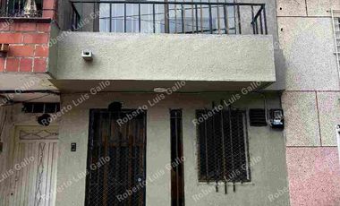 Vendo casa unifamiliar 3 pisos en manrique central