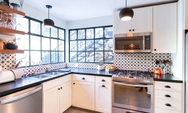 Casa Blanca en San Antonio, Inmueble Versátil: Ideal para Residencia o Inversión Comercial