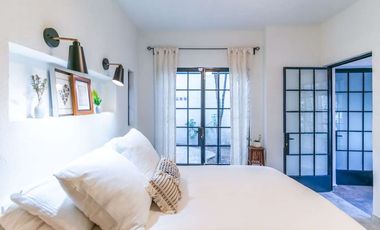 Casa Blanca en San Antonio, Inmueble Versátil: Ideal para Residencia o Inversión Comercial