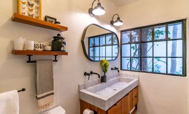 Casa Blanca en San Antonio, Inmueble Versátil: Ideal para Residencia o Inversión Comercial