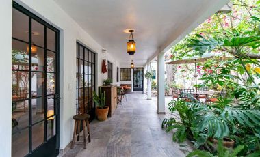 Casa Blanca en San Antonio, Inmueble Versátil: Ideal para Residencia o Inversión Comercial