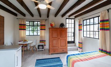 Casa Blanca en San Antonio, Inmueble Versátil: Ideal para Residencia o Inversión Comercial