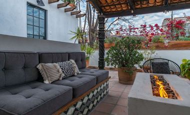 Casa Blanca en San Antonio, Inmueble Versátil: Ideal para Residencia o Inversión Comercial