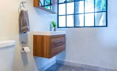 Casa Blanca en San Antonio, Inmueble Versátil: Ideal para Residencia o Inversión Comercial