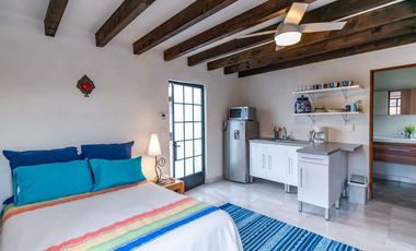 Casa Blanca en San Antonio, Inmueble Versátil: Ideal para Residencia o Inversión Comercial